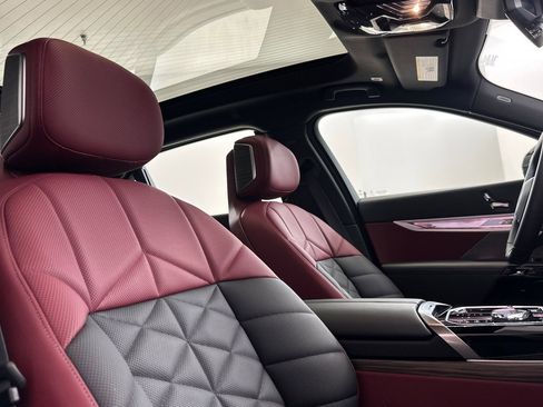 Certified 2023 BMW 740i image 32