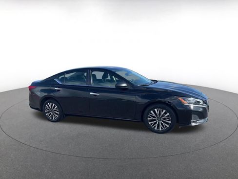 Used 2025 Nissan Altima 2.5 SV FWD image 2