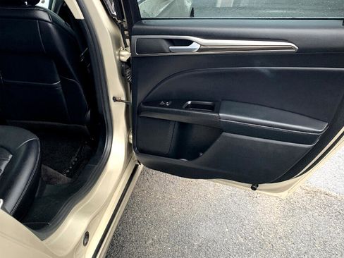 Used 2017 Ford Fusion SE w/ Fusion SE Technology Package image 33