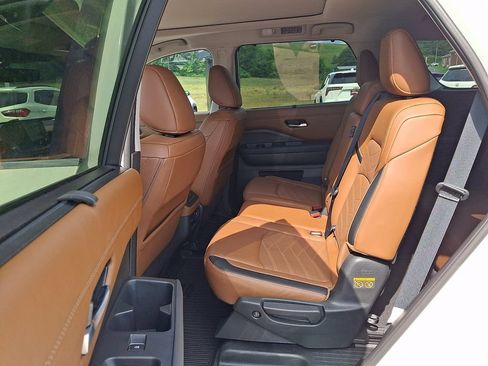 Used 2024 Nissan Pathfinder Platinum w/ Cargo Package AWD/4WD image 10