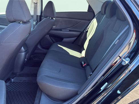 Certified 2025 Hyundai Elantra SE FWD image 14