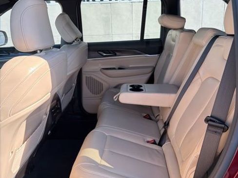 Used 2023 Jeep Grand Cherokee Limited image 16