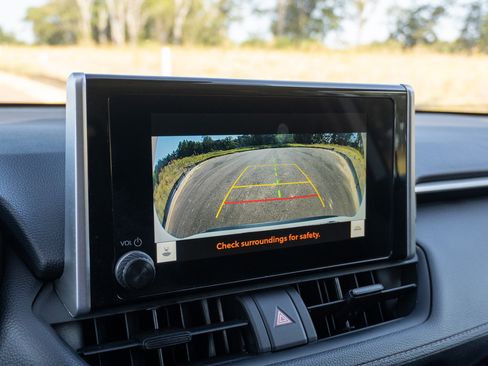 Used 2025 Toyota RAV4 XLE AWD/4WD image 23