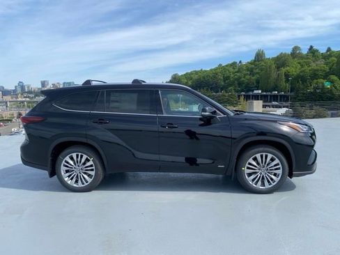 New 2026 Toyota Highlander Platinum AWD/4WD image 3