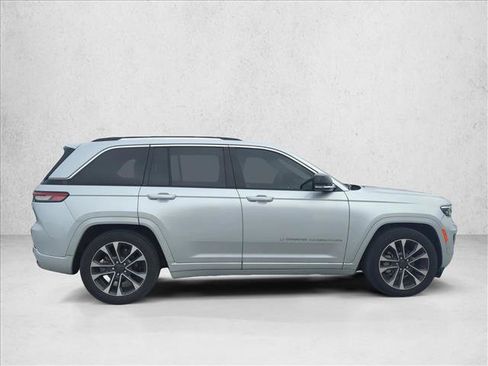 Used 2023 Jeep Grand Cherokee Overland AWD/4WD image 4