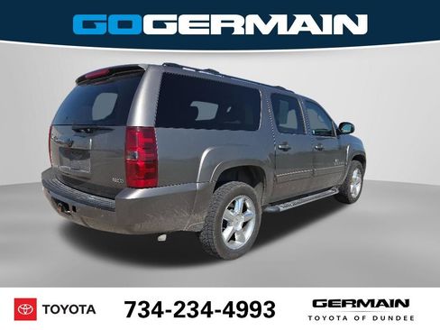 Used 2011 Chevrolet Suburban LT w/ Luxury Package AWD/4WD image 8