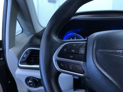 Used 2017 Chrysler Pacifica Touring-L FWD image 26