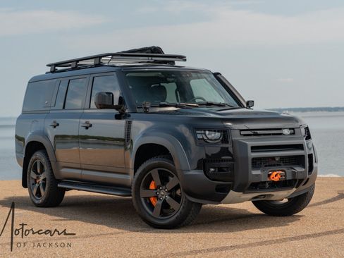 Used 2023 Land Rover Defender 130 SE AWD/4WD image 2
