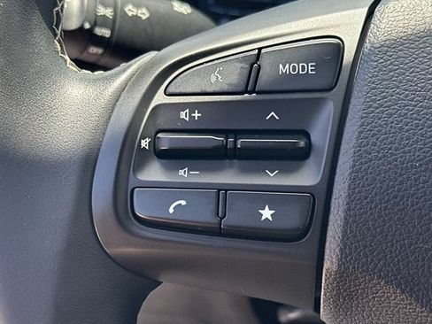 Used 2024 Hyundai Venue Limited FWD image 21