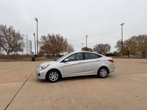 Used 2013 Hyundai Accent GLS FWD image 2
