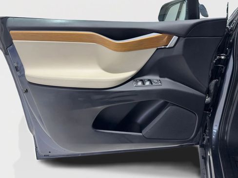 Used 2019 Tesla Model X 100D image 18