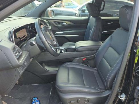 Used 2025 Chevrolet Traverse LT FWD image 2