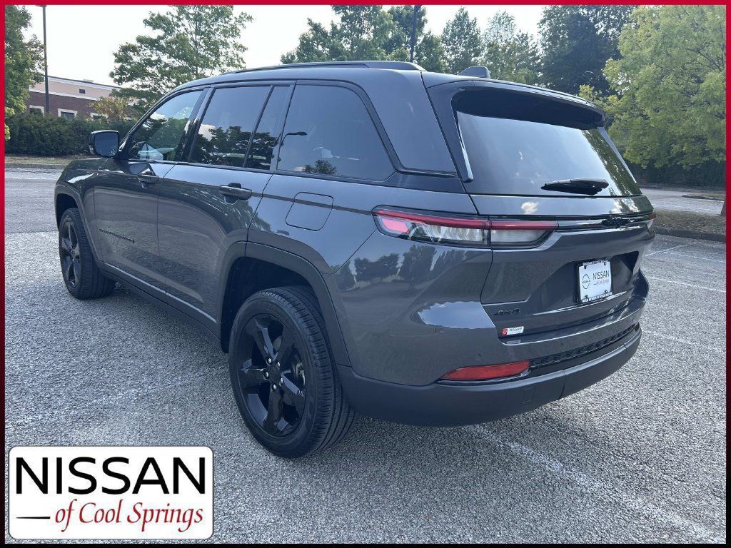 Used 2024 Jeep Grand Cherokee Limited w/ Black Appearance Package AWD/4WD image 5