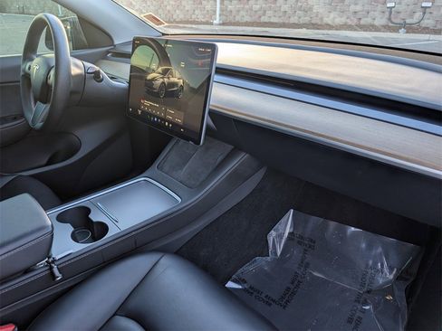 Used 2022 Tesla Model Y Long Range image 22