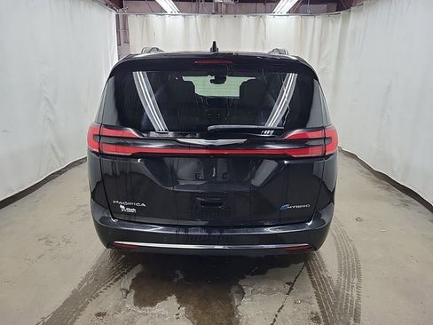 Used 2021 Chrysler Pacifica Limited w/ Uconnect Theater Family Group image 4