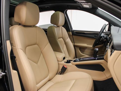 Certified 2025 Porsche Macan image 32