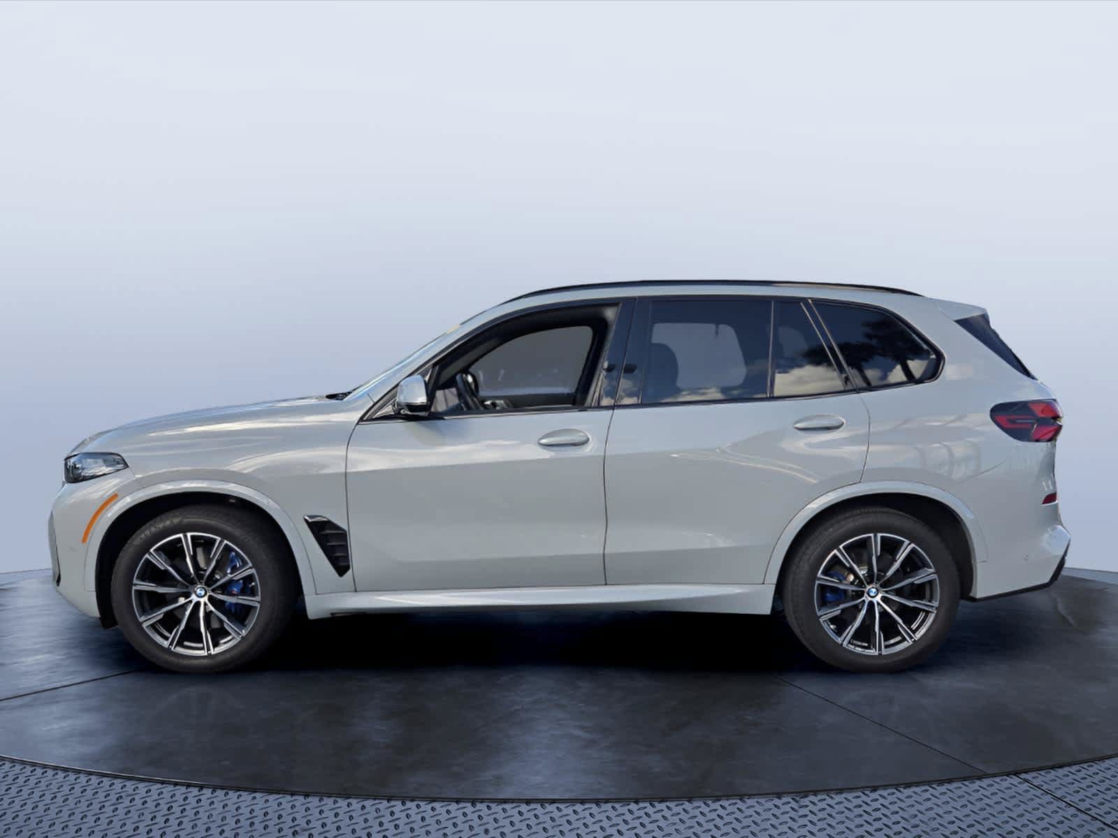Used 2025 BMW X5 sDrive40i w/ M Sport Package RWD image 3