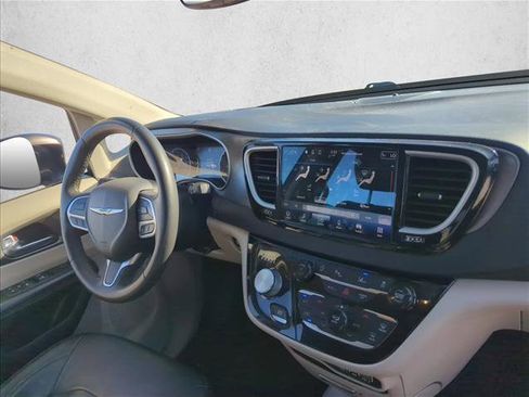 Used 2022 Chrysler Pacifica Touring-L image 24