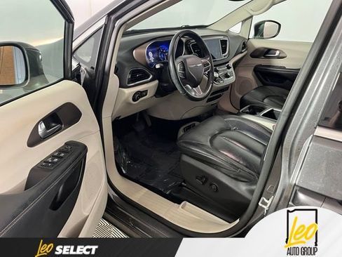 Used 2018 Chrysler Pacifica Touring-L Plus w/ Tire & Wheel Group FWD image 9