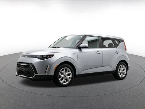 Used 2025 Kia Soul LX w/ LX Technology Package FWD image 3