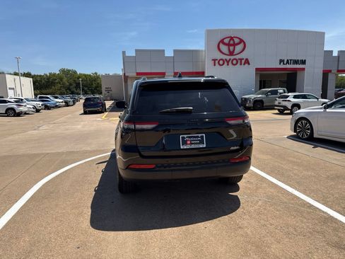 Used 2023 Jeep Grand Cherokee Altitude AWD/4WD image 17