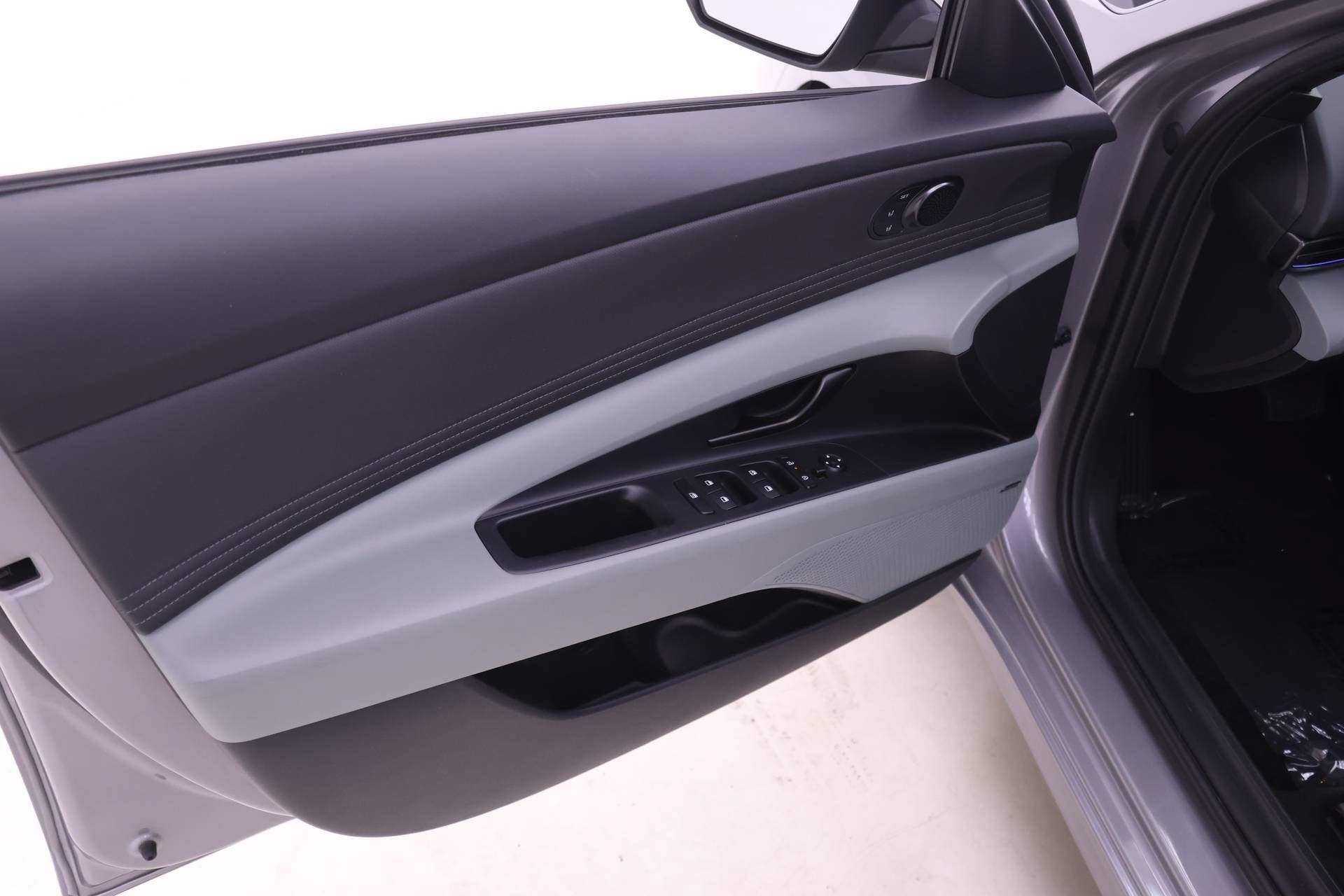 Used 2025 Hyundai Elantra Limited FWD image 9