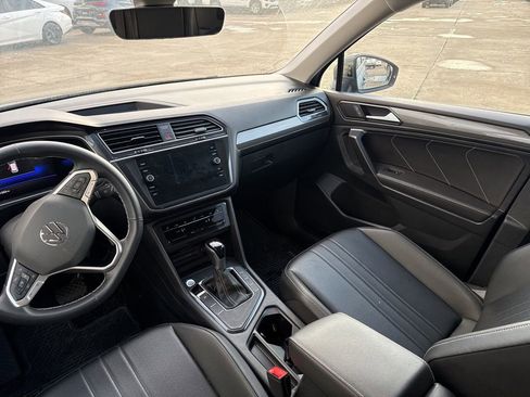 Used 2024 Volkswagen Tiguan SE image 18