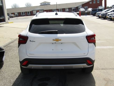 Used 2025 Chevrolet Trax LT image 4