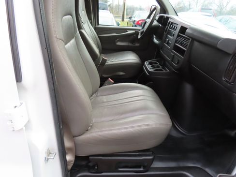 Used 2015 Chevrolet Express 2500 image 19
