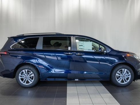 New 2026 Toyota Sienna XLE FWD image 3