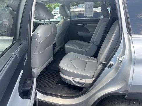 Used 2023 Toyota Highlander XLE AWD/4WD image 14