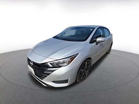 Used 2025 Nissan Versa SV image 3