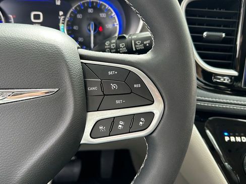 Used 2022 Chrysler Pacifica Touring-L image 51