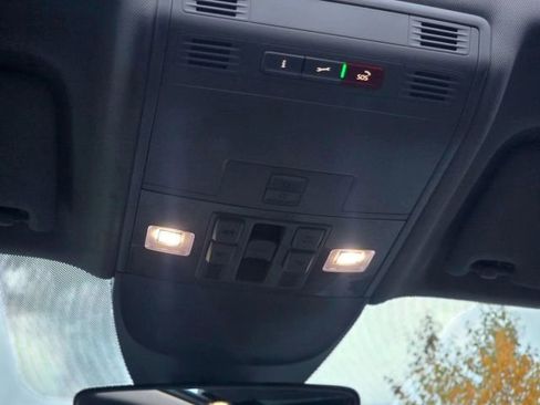 Used 2023 Volkswagen Taos SE w/ Panoramic Sunroof Package image 23