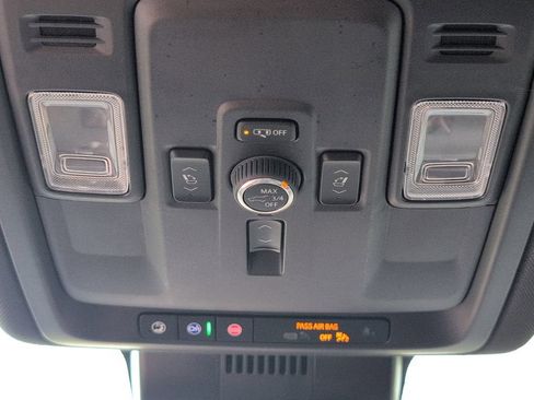 Used 2025 Chevrolet Suburban Premier AWD/4WD image 19