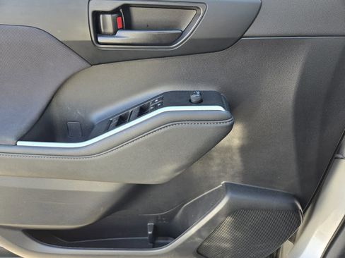 Used 2023 Toyota Highlander LE image 29