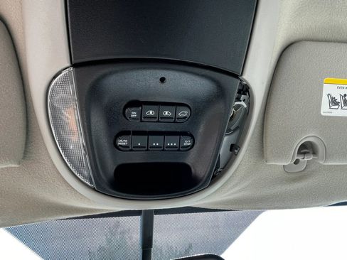 Used 2006 Chrysler Town & Country Touring FWD image 17