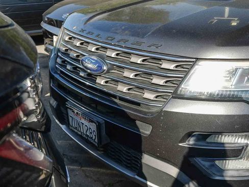 Used 2017 Ford Explorer XLT image 2