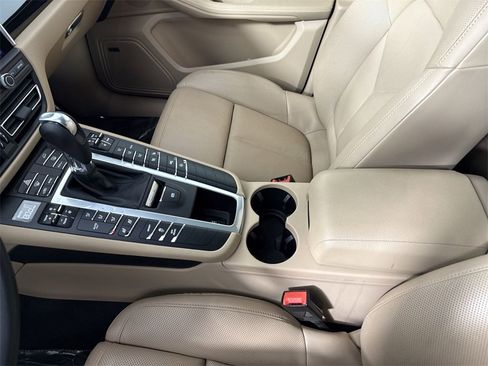 Certified 2021 Porsche Macan image 31