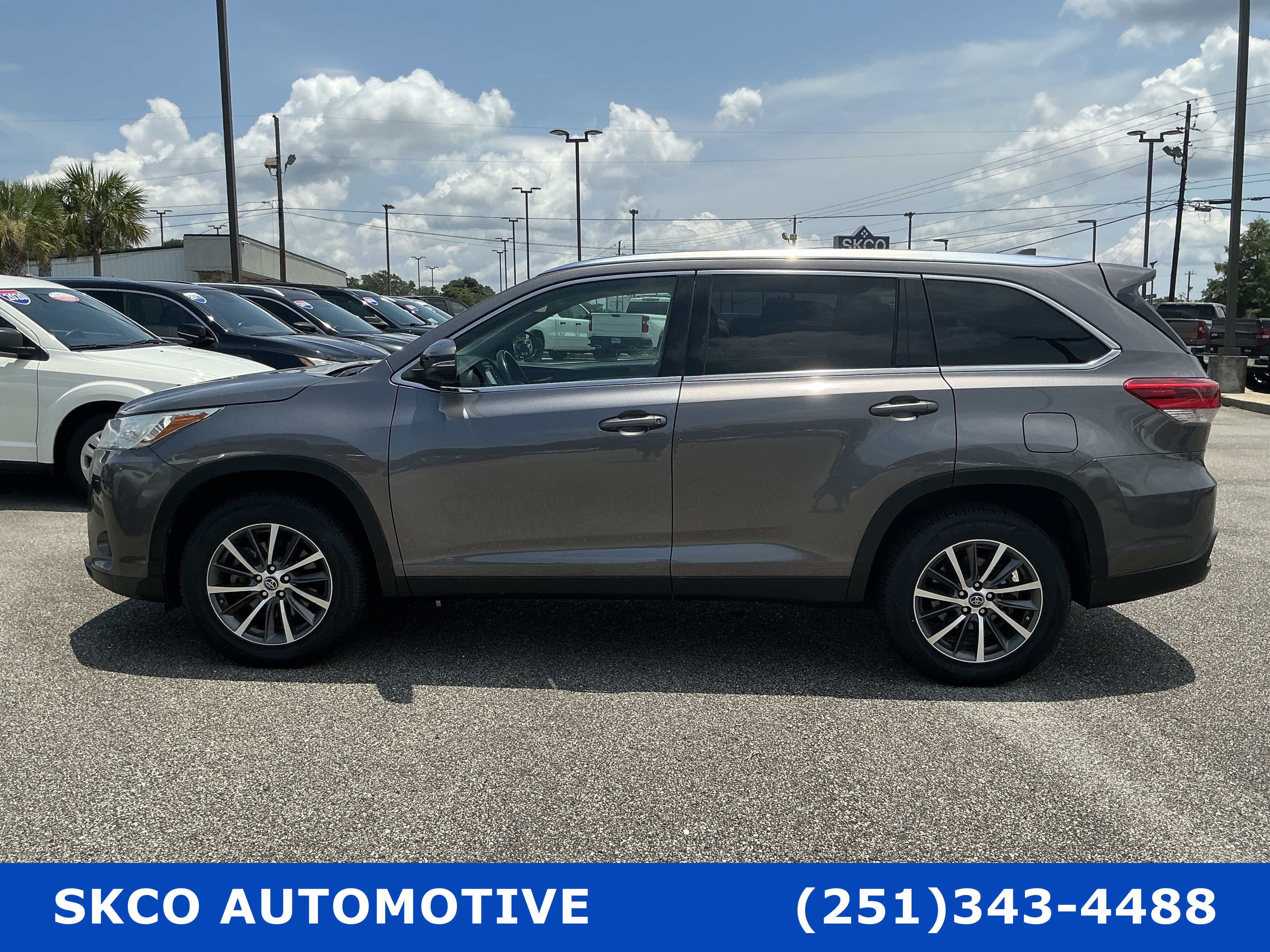 Used 2019 Toyota Highlander XLE FWD image 2