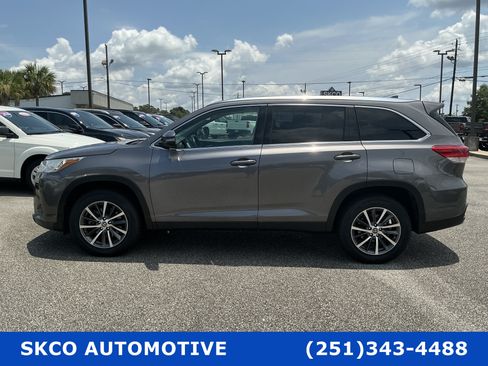 Used 2019 Toyota Highlander XLE FWD image 2