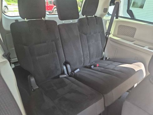 Used 2019 Dodge Grand Caravan SE FWD image 14