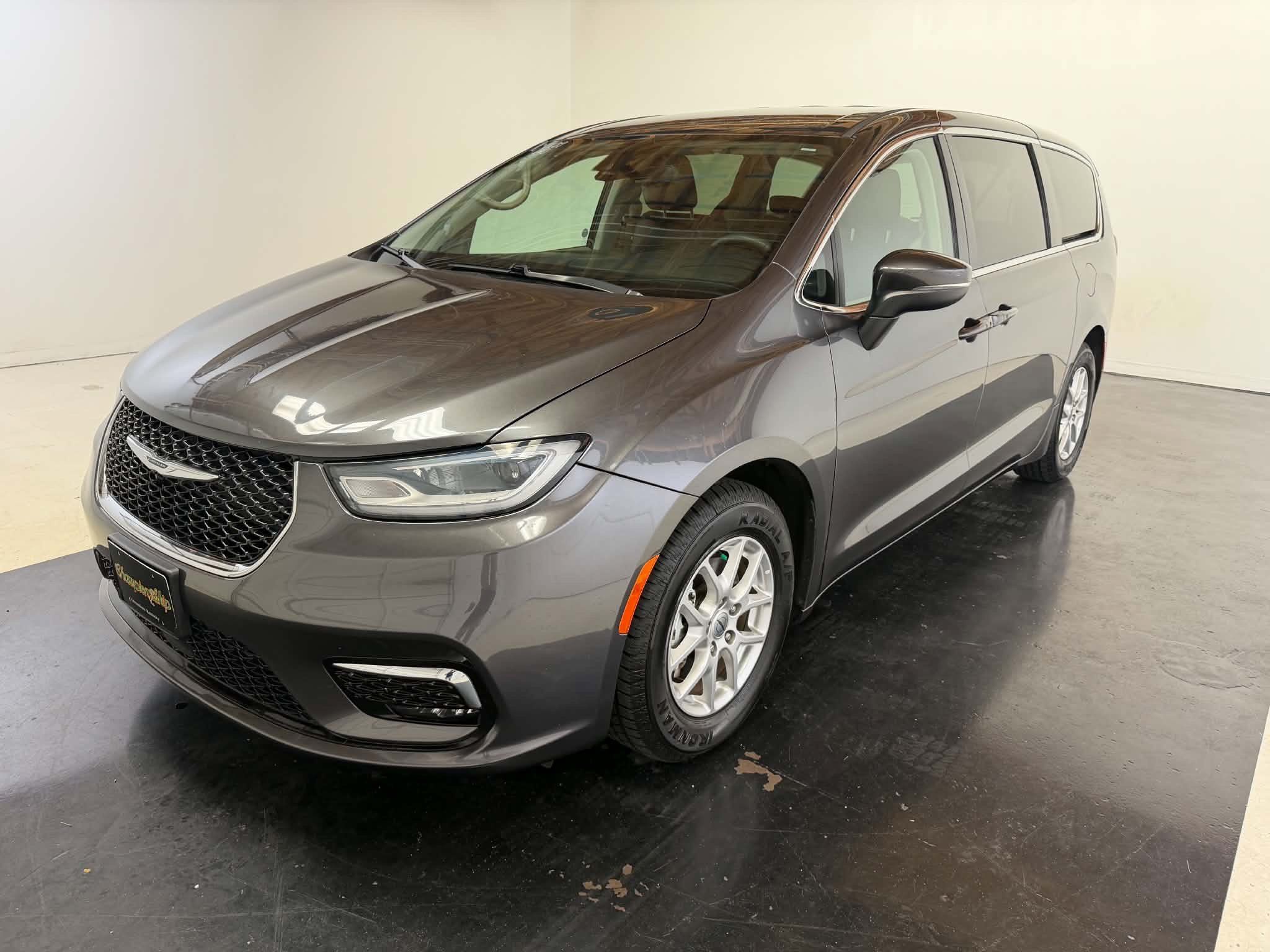 Used 2023 Chrysler Pacifica Touring-L FWD image 14