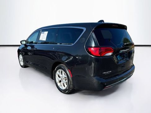 Used 2018 Chrysler Pacifica Touring Plus w/ Tire & Wheel Group FWD image 6