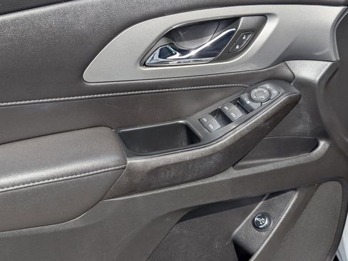 Used 2023 Chevrolet Traverse LT FWD image 16