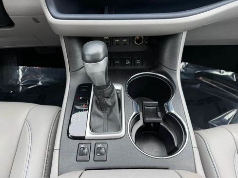 Used 2019 Toyota Highlander XLE AWD/4WD image 25