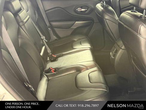 Used 2019 Jeep Cherokee Latitude Plus w/ Comfort/Convenience Group FWD image 38