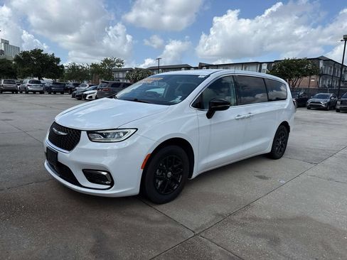 Used 2024 Chrysler Pacifica Touring-L FWD image 3