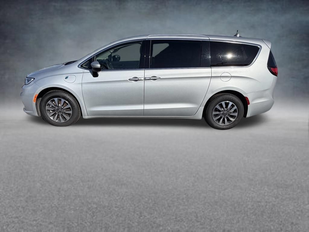 Used 2023 Chrysler Pacifica Touring-L FWD image 2