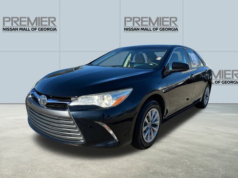 Used 2017 Toyota Camry SE image 1